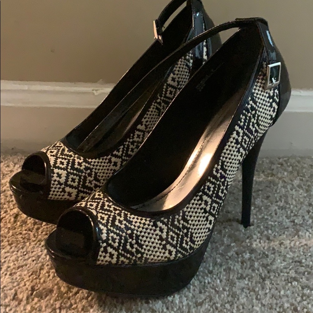 👀👀👀 Peep toe strap shoe!